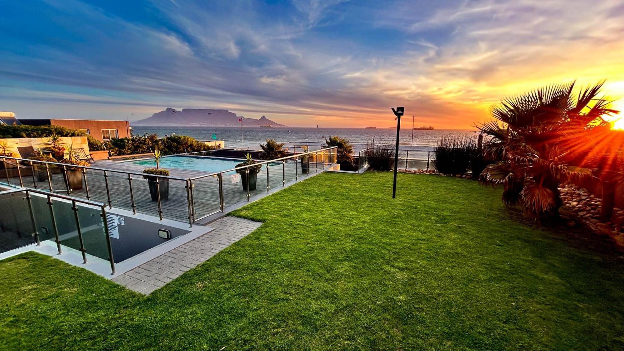 Heaven On Earth - Blouberg Beachfront Self-Catering Apartment Bloubergstrand Esterno foto
